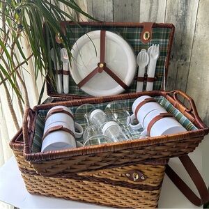 🌴Beautiful Vintage Wicker Picnic Basket Set w/Removable Tray & White Dinnerware